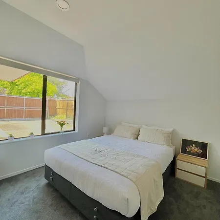 Cozy Victoria Double Room With Garden View With Shared Bathroom