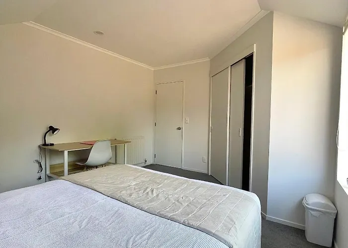 Cozy Victoria Double With Garden View With Shared Bathroom