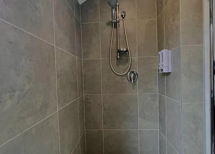 Cozy Victoria Double With Garden View With Shared Bathroom