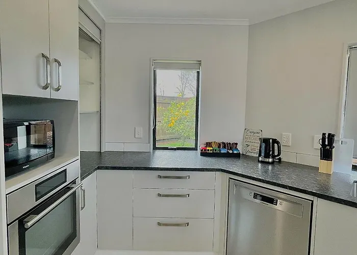 게스트하우스 Cozy Victoria Double With Garden View With Shared Bathroom